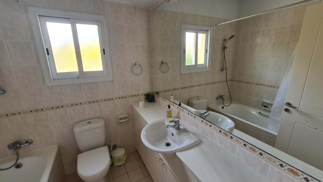 Sunny Limnaria Gardens 2 Bedroom Apartment Paphos Eksteriør billede