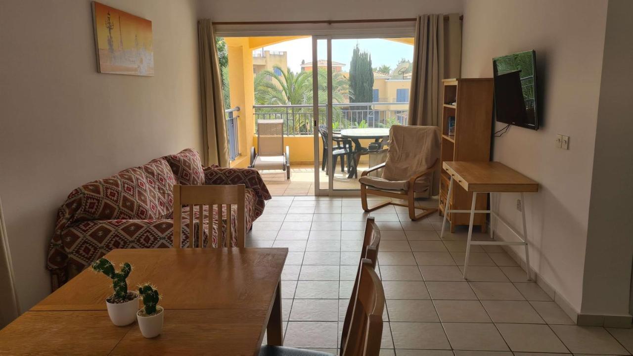 Sunny Limnaria Gardens 2 Bedroom Apartment Paphos Eksteriør billede
