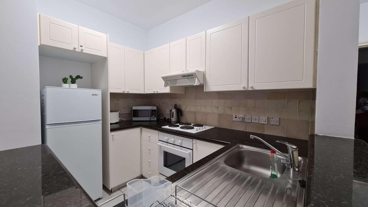 Sunny Limnaria Gardens 2 Bedroom Apartment Paphos Eksteriør billede