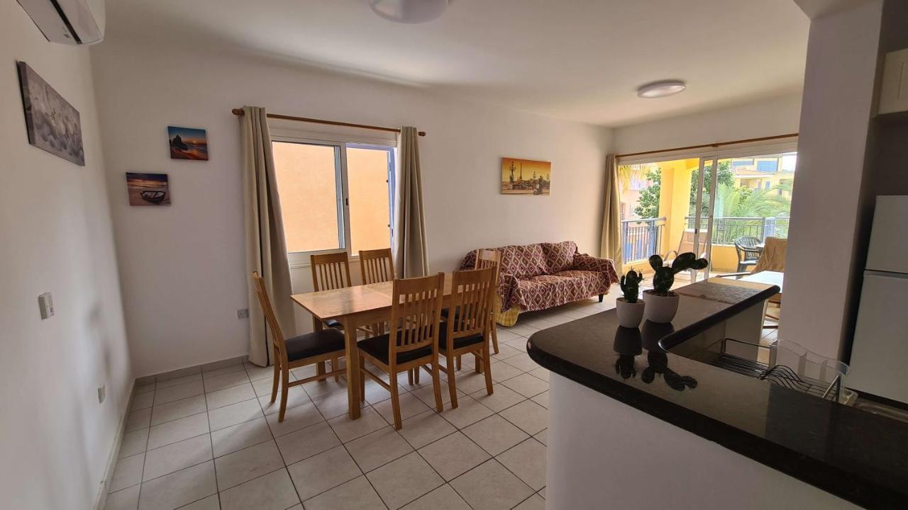 Sunny Limnaria Gardens 2 Bedroom Apartment Paphos Eksteriør billede