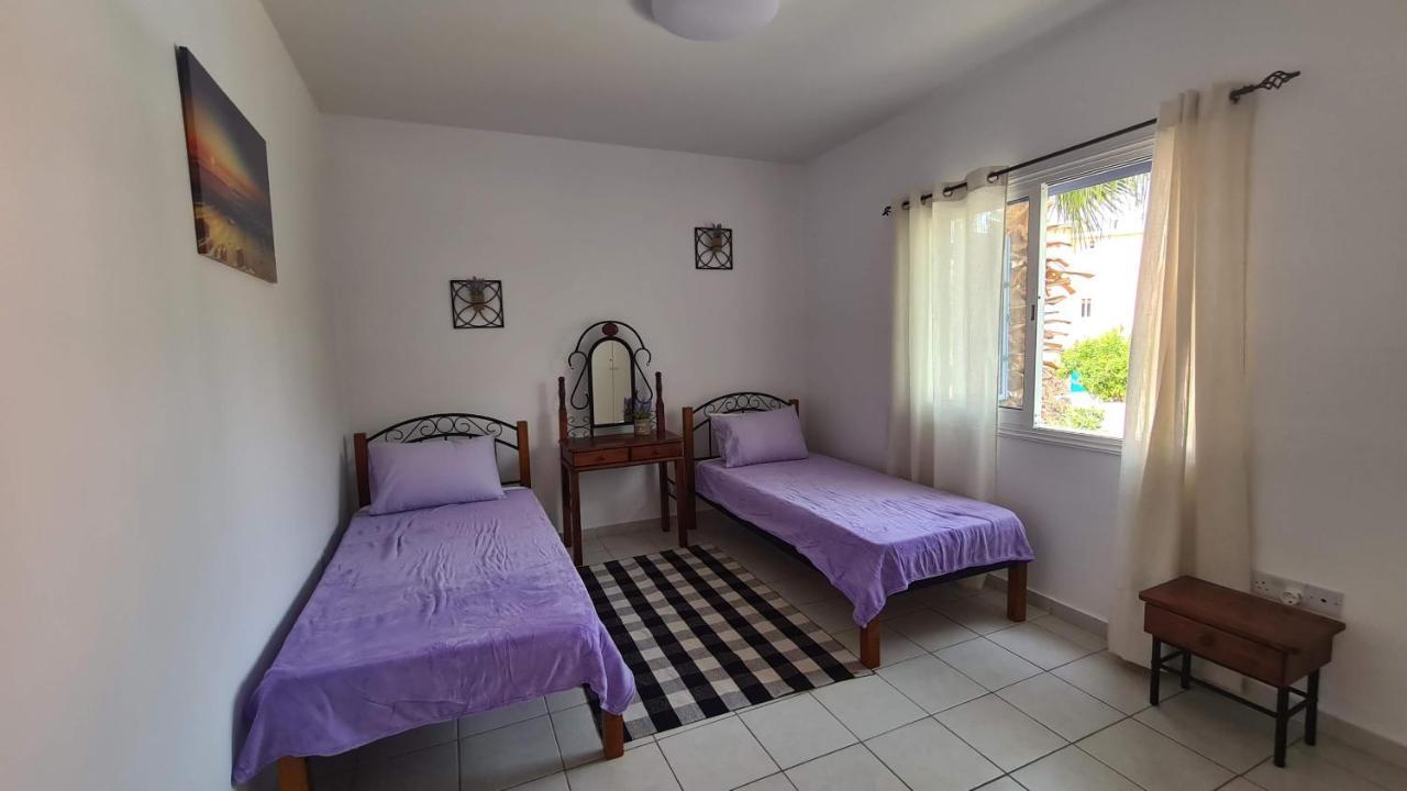 Sunny Limnaria Gardens 2 Bedroom Apartment Paphos Eksteriør billede