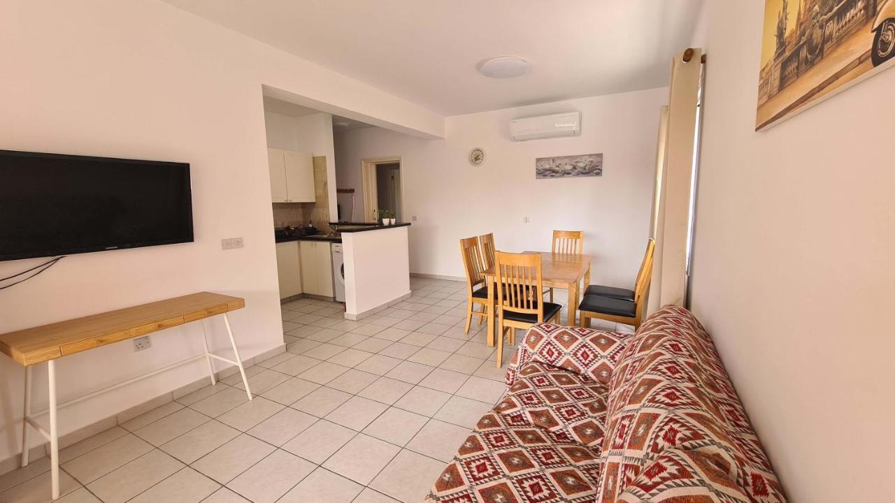 Sunny Limnaria Gardens 2 Bedroom Apartment Paphos Eksteriør billede