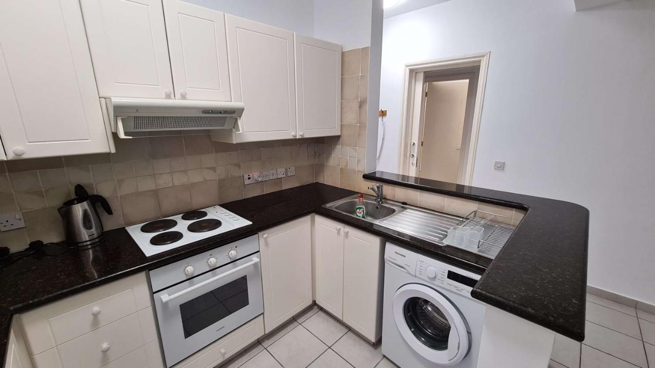 Sunny Limnaria Gardens 2 Bedroom Apartment Paphos Eksteriør billede