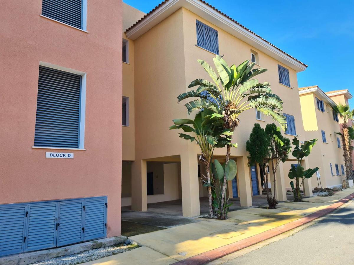 Sunny Limnaria Gardens 2 Bedroom Apartment Paphos Eksteriør billede