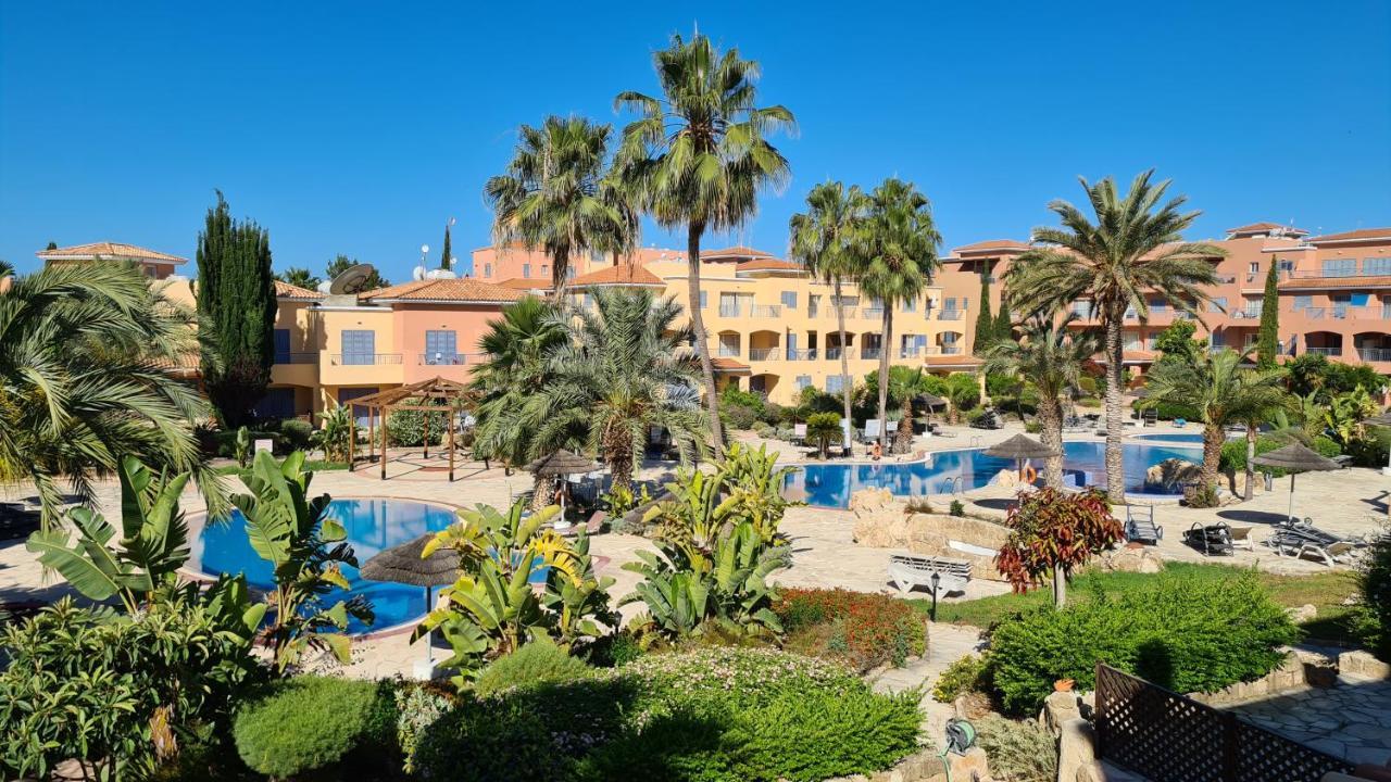 Sunny Limnaria Gardens 2 Bedroom Apartment Paphos Eksteriør billede